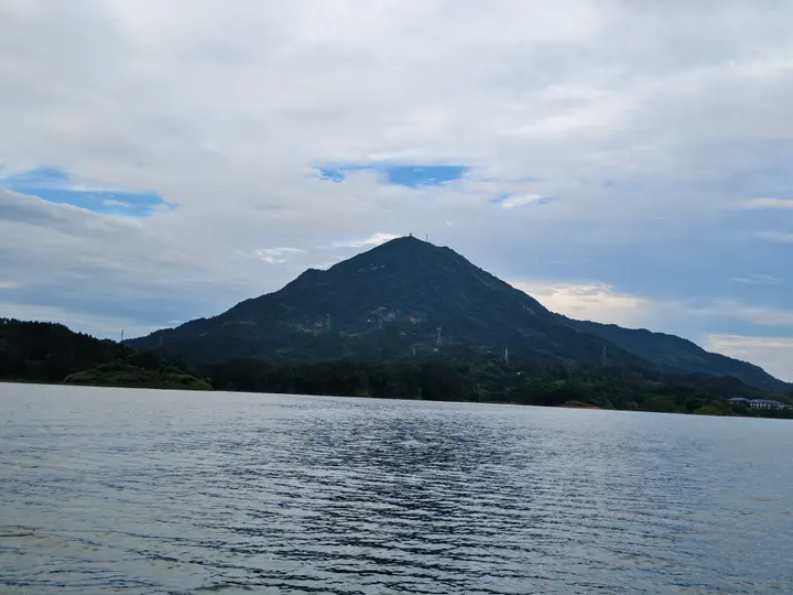 山在水那边